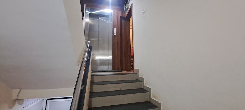 hotel tan square inn lodge