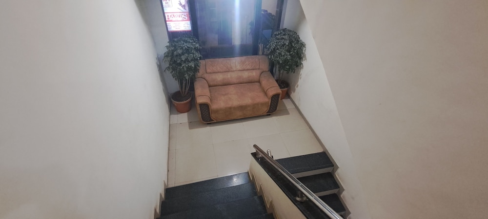 hotel tan square inn lodge