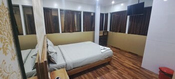 hotel tan square inn lodge