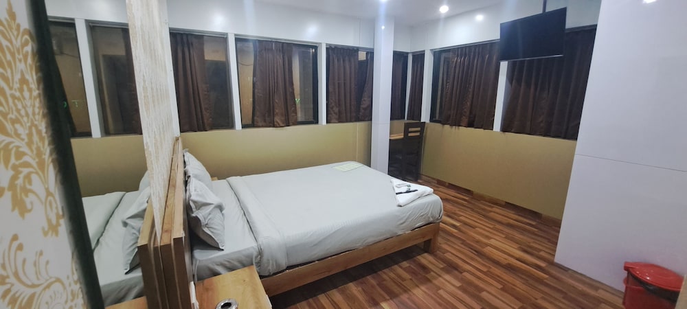 hotel tan square inn lodge