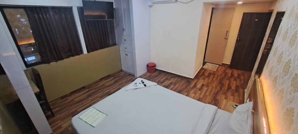 hotel tan square inn lodge