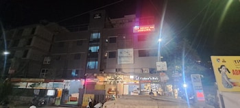 hotel tan square inn lodge