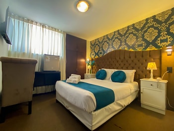 hotels collect a monet