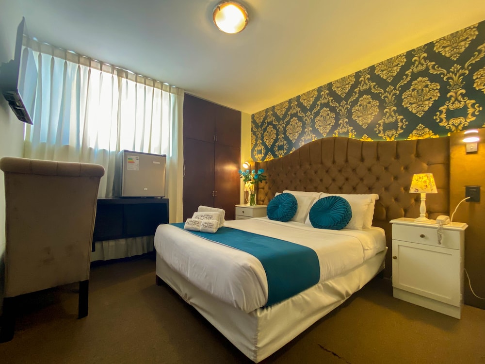 hotels collect a monet