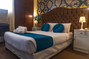 hotels collect a monet