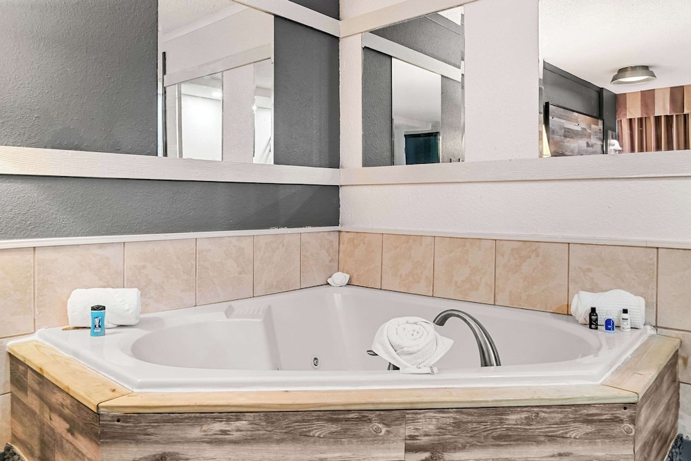 rodeway inn and suites