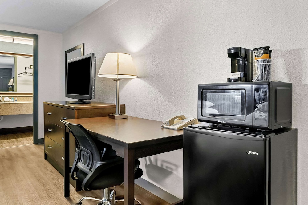 rodeway inn and suites