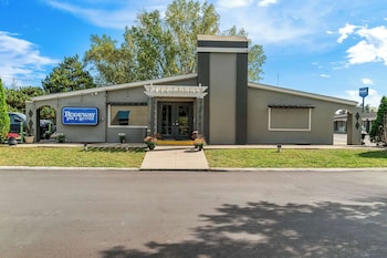 Rodeway Inn & Suites,,2 star