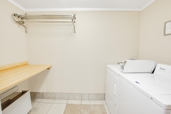 Rodeway Inn & Suites,,2 star