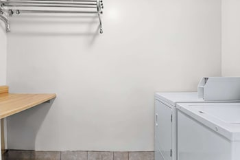 Rodeway Inn & Suites,,2 star