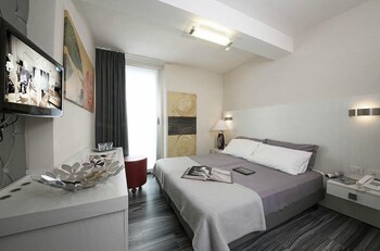 hotel atelier gardone riviera and beach