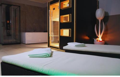hotel atelier gardone riviera and beach