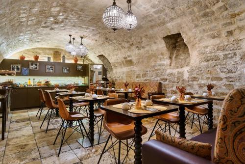 r kipling hotel by happyculture