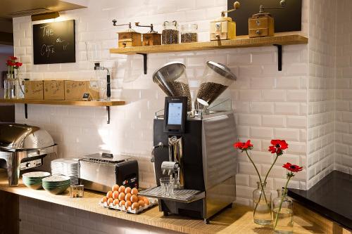 Hotel Le Chat Noir,68 Boulevard De Clichy,4 star