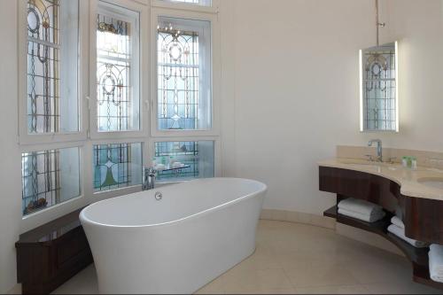 renaissance paris nobel tour eiffel hotel