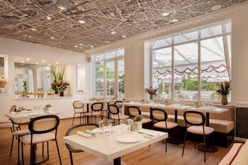 renaissance paris nobel tour eiffel hotel