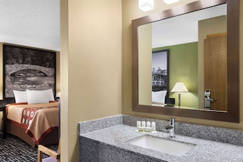 super 8 by wyndham dyersville near field of dreams