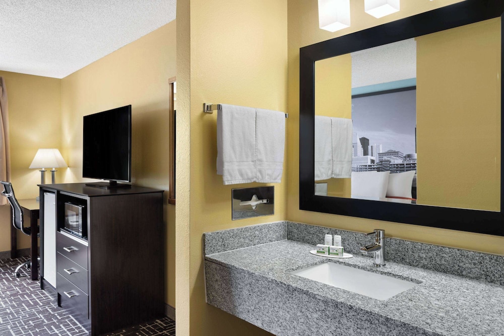 super 8 by wyndham dyersville near field of dreams