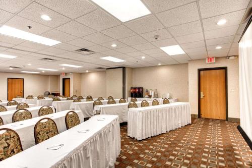 hampton inn and suites addison