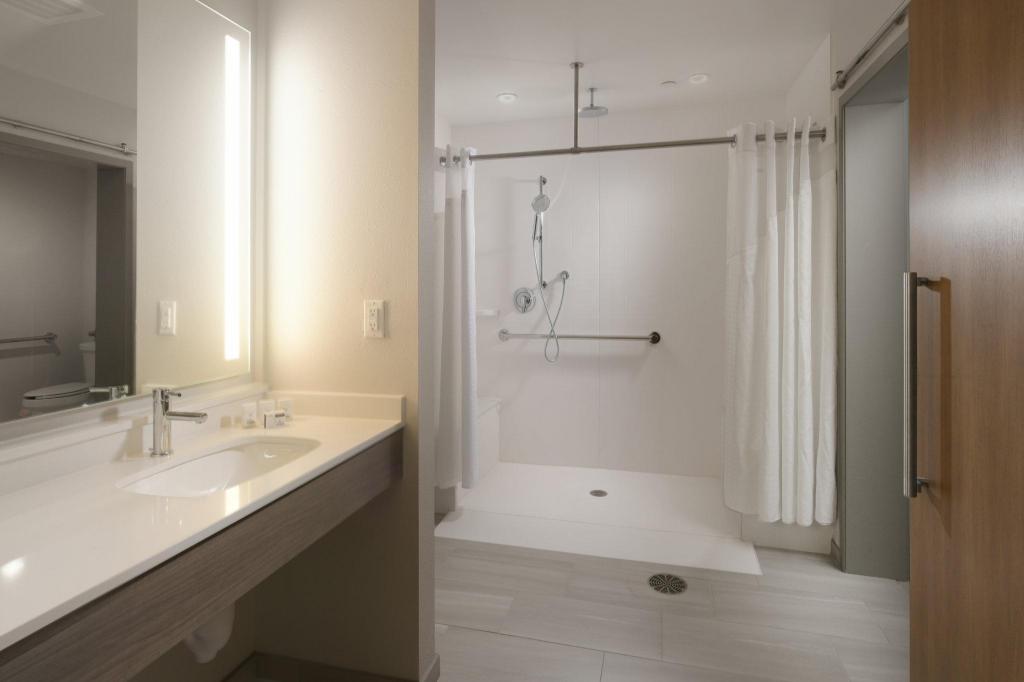 holiday inn express and suites williamstown glassboro by ihg