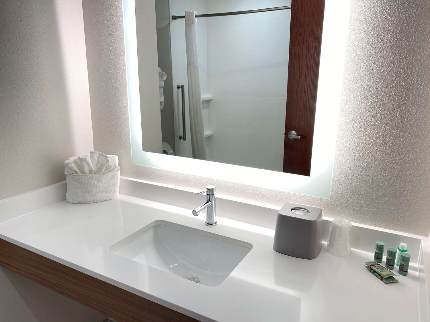 holiday inn express and suites williamstown glassboro by ihg