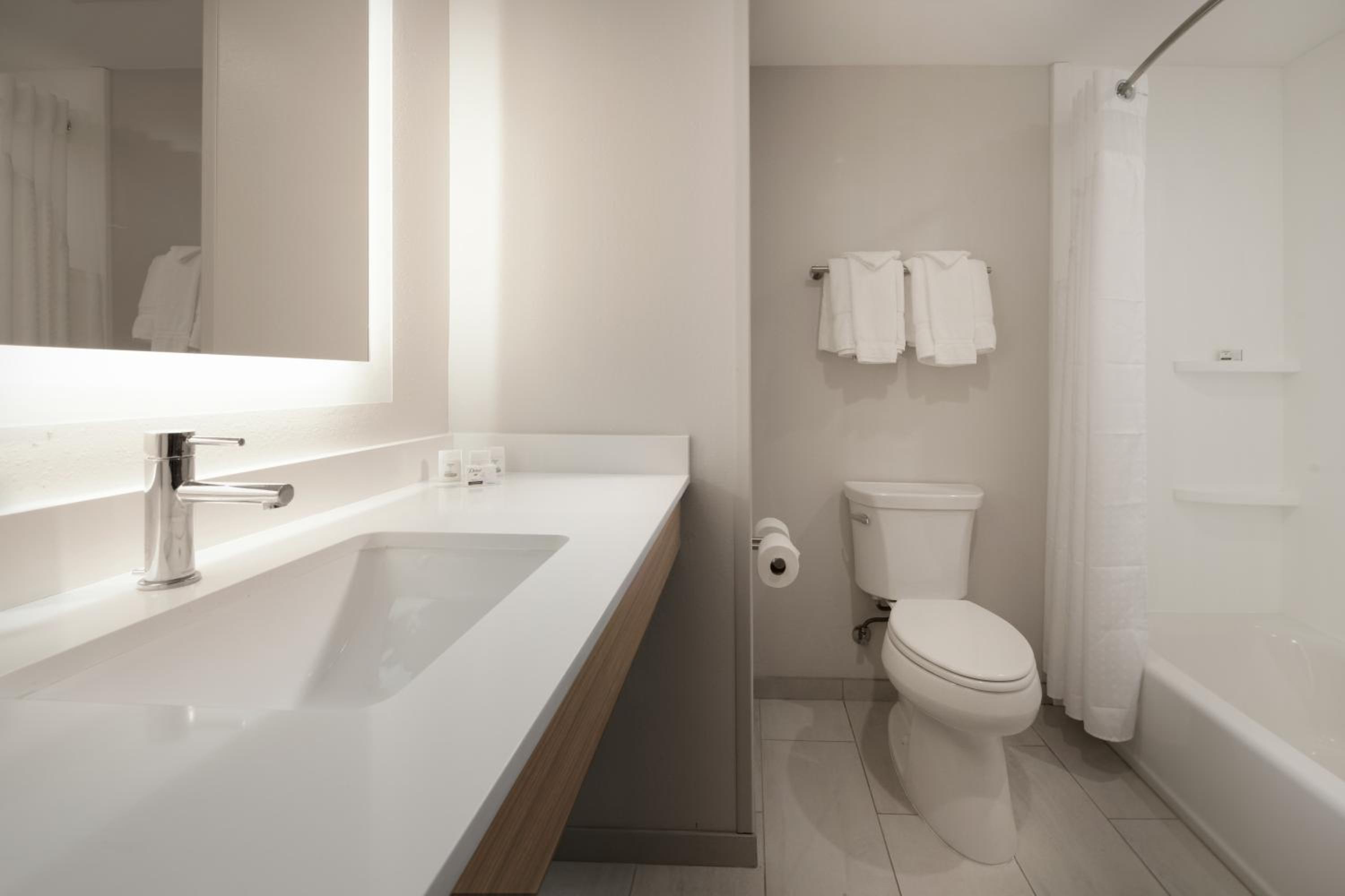 holiday inn express and suites williamstown glassboro by ihg