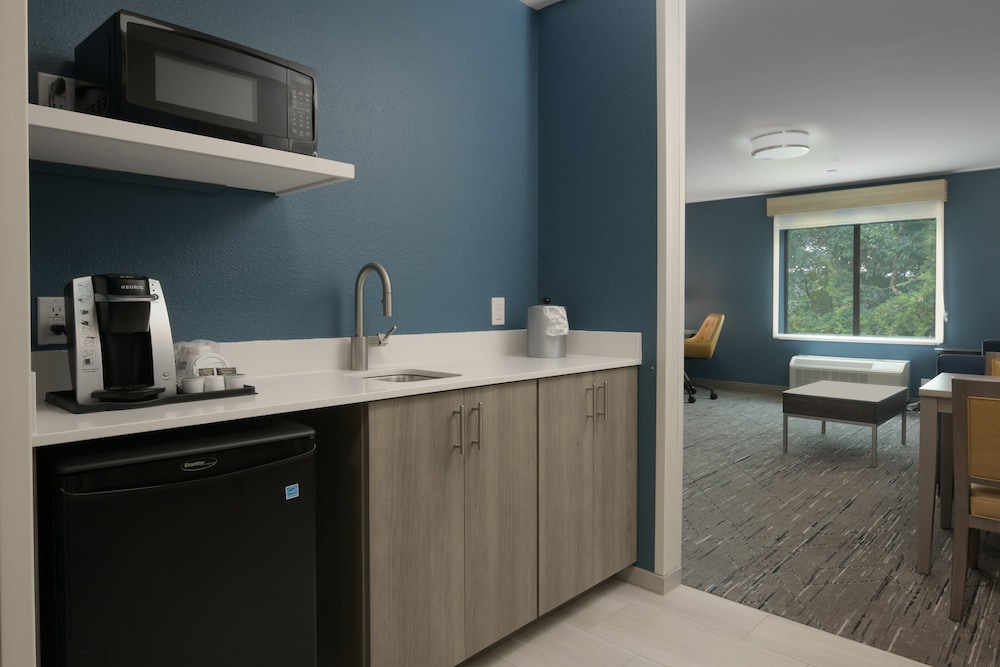 holiday inn express and suites williamstown glassboro by ihg