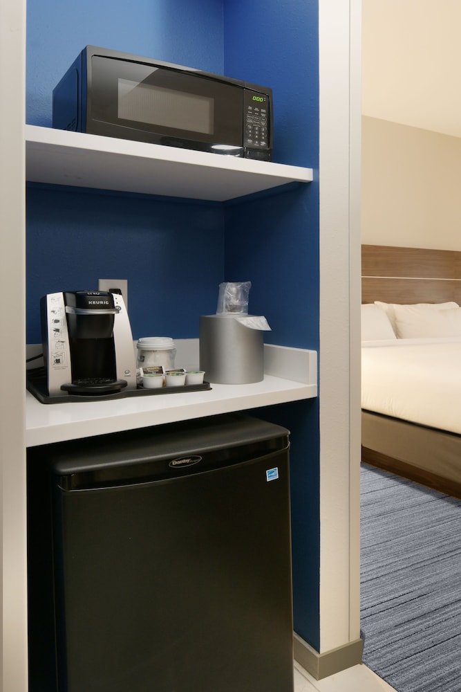 holiday inn express and suites williamstown glassboro by ihg