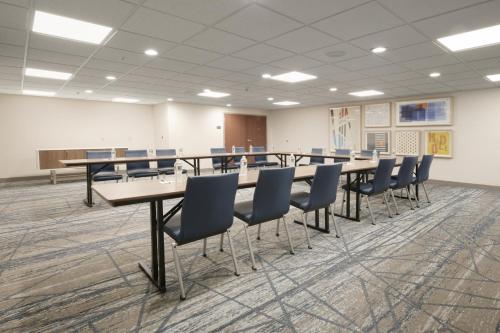 holiday inn express and suites williamstown glassboro by ihg