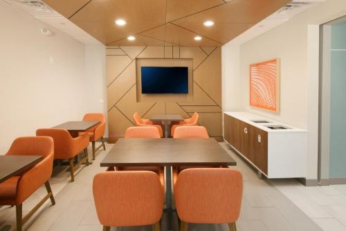 holiday inn express and suites williamstown glassboro by ihg
