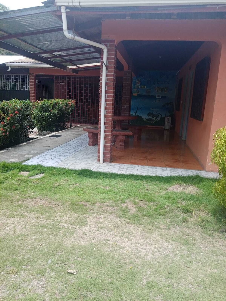 hostel y cabinas tapandua