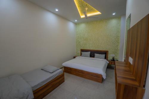 big brother hostel agra