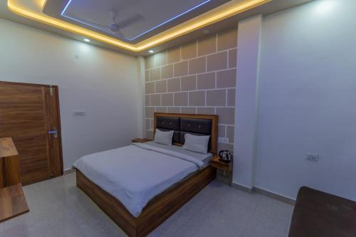 big brother hostel agra