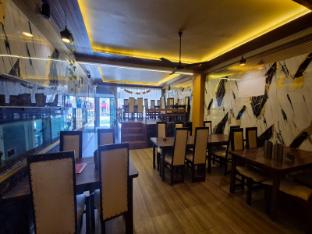 varun hotel and restaurant