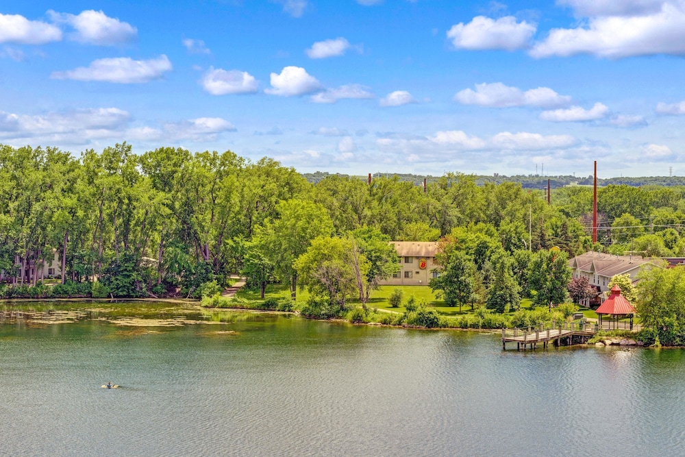 super 8 by wyndham chaska