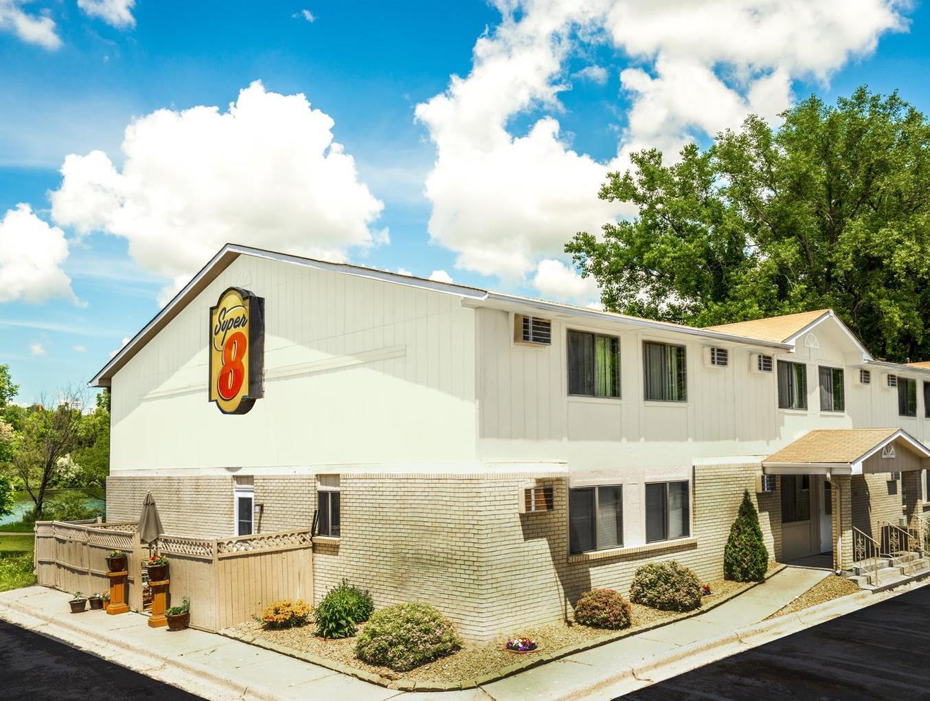 super 8 by wyndham chaska