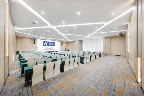 holiday inn express chongqing guanyinqiao by ihg