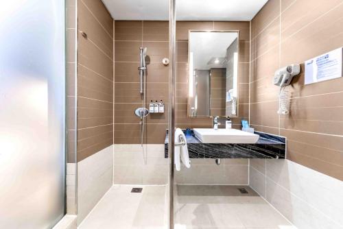 holiday inn express chongqing guanyinqiao by ihg