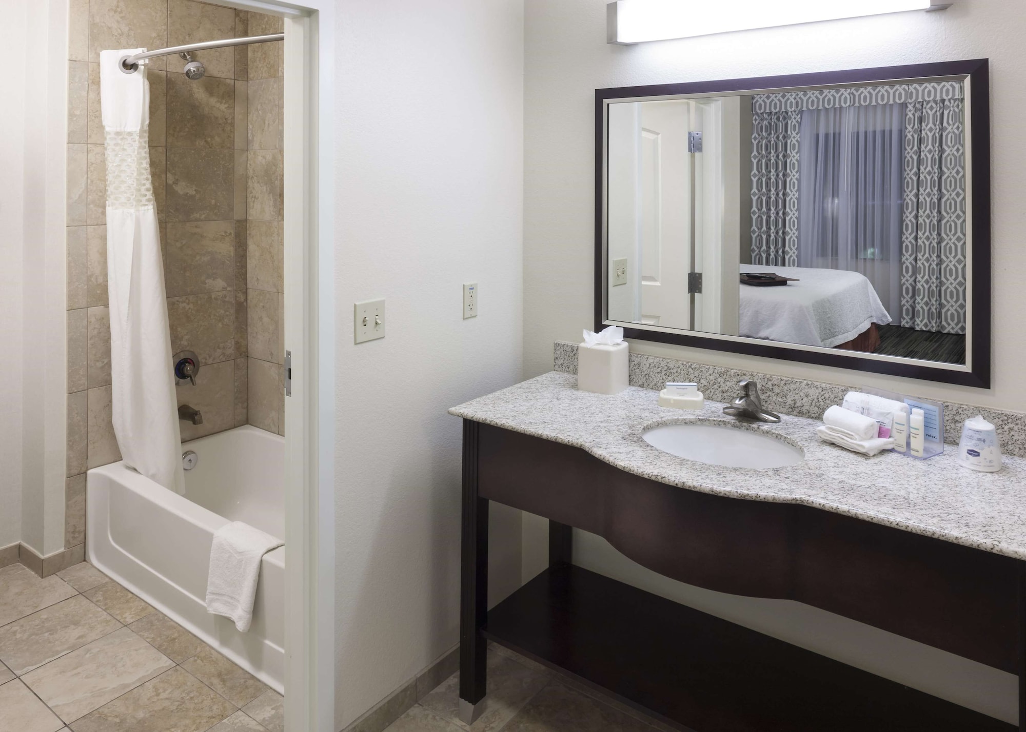 hampton inn and suites phoenix north happy valley
