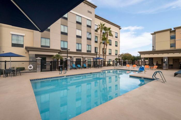 hampton inn and suites phoenix north happy valley