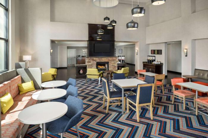 hampton inn and suites phoenix north happy valley