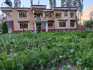 la tsas guest house