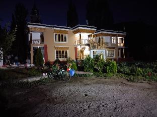 la tsas guest house