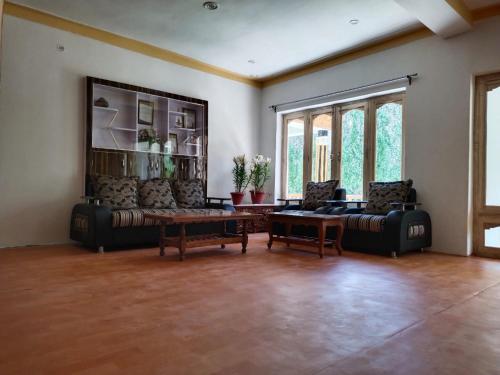 la tsas guest house