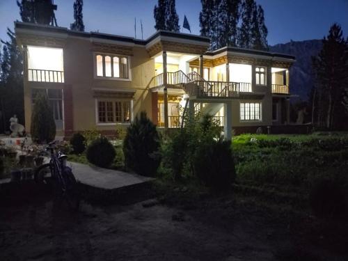 la tsas guest house