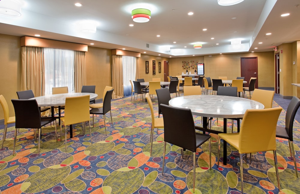 holiday inn express and suites st louis airport by ihg