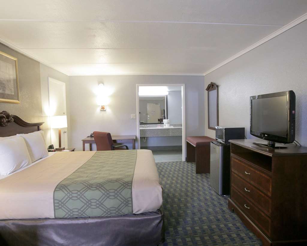 econo lodge near the domain the arboretum