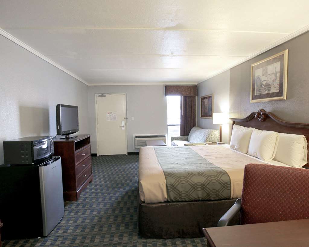 econo lodge near the domain the arboretum