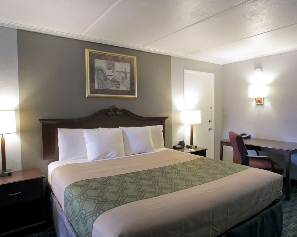 econo lodge near the domain the arboretum