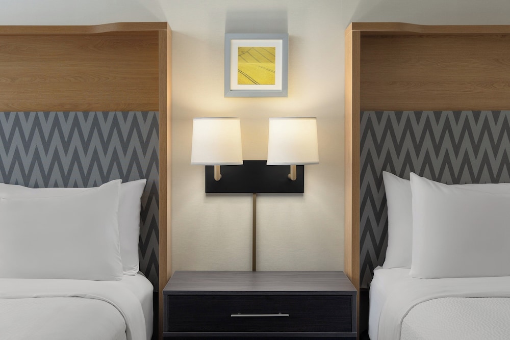 holiday inn hotel and suites oakville bronte by ihg
